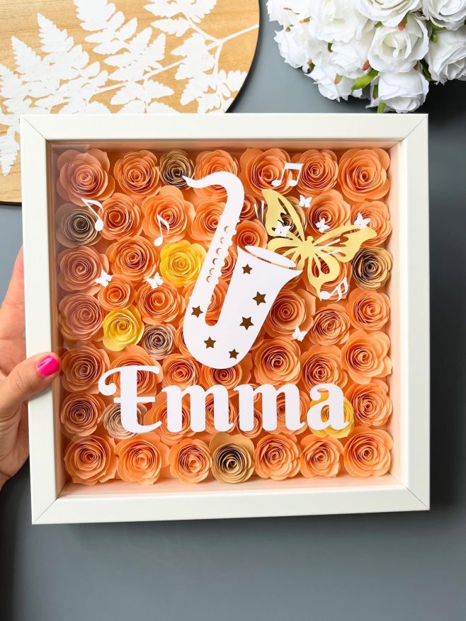 Jedinečný obrázek do pokojíčku i pro větší slečnu 🎷 Vyrobený v barvě na přání, se jménem a nechybí ani saxofon jako...