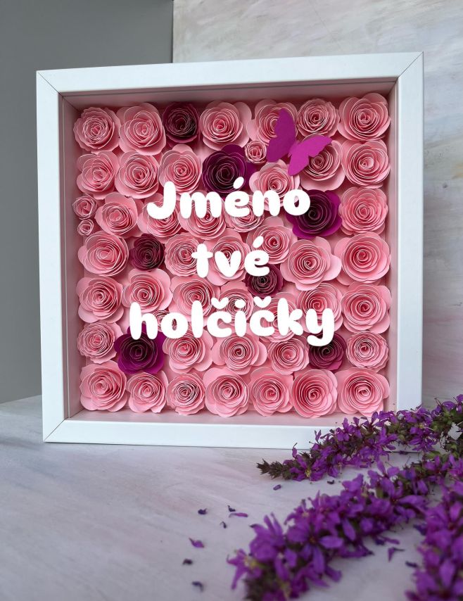 Jeden z nejoblíbenějších - květinový obrázek v růžových barvách a jménem na přání. 🩷 Hodí se do pokojíčku pro malé i větší...